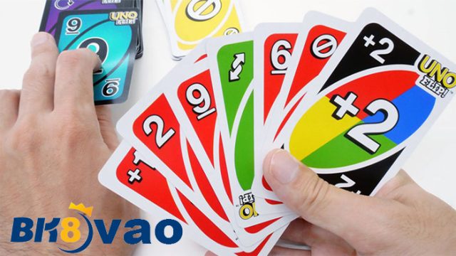 Nếu không có lá bài phù hợp với 2 nguyên tắc trên, bạn sẽ phải lấy thêm 1 lá bài từ chồng bài úp.